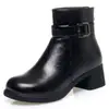 Botas de Cano Curto com Salto Grosso Outono/Inverno Pretas Com Pelúcia Quente Bico Redondo Botas Elegantes Versátil Zíper Lateral Botas da Moda Tendência Estilosa