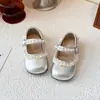 Sapatos de bebê 2026 Primavera Novos Sapatos de Couro para Meninas Sola Macia Sapatos Individuais para Meninas Sapatos Infantis de Princesa para Menina com Saia Pequena