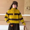 Conjunto de Invierno para Niñas Estilo Nuevo Versión Coreana Suéter Grueso a Rayas con Forro Polar y Pantalones de Pierna Ancha para Niños Medianos y Grandes Ropa de Punto con Cuello Revere Tendencia