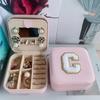 [Caja de Joyería Espejo con Letras Bordadas] Caja de Joyería con Letras del Alfabeto (26) Espejo Simple para Joyería Portátil para Viajes Venta Caliente