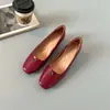 Nuevos zapatos de tacón de cuña cuadrados retro profesionales con decoración de moneda para mujer, zapatos Mary Jane de cuero suave de tacón bajo y punta poco profunda para primavera y otoño