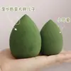 Esponja de Maquiagem Verde Matcha em Estoque, Uso Duplo para Aplicação Seca e Úmida, Não Absorvente de Pó, Ultra Macia em Formato de Gota, Atacado