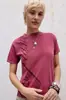 Camiseta de Manga Corta Casual Retro Street con Letra Inclinada Desgastada Graffiti en Inglés, Hombro Normal, Cuello Redondo, Corte Ajustado, Top Corto