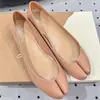 Zapatos de Ballet de Gama Alta con Suela Roja y Dedos Divididos, Zapatos Planos de Charol con Punta de Cerdo, Zapatos Planos Brillantes de Piel Genuina para Mujer en Color Nude Poco Profundo