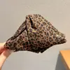 Presilha de garra triângulo com laço estilo coreano para mulheres, presilha de cabelo grande com toque de luxo, presilha tubarão requintada, grampo de cabelo vintage envolto em tecido