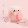 Paisagem em miniatura apresentando um donut fofo e doce e uma figura de porco acenando - um acessório de decoração DIY para casas de bonecas, um ornamento de mesa em miniatura