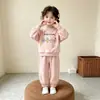 Conjunto elegante de sudadera dulce y pantalones de chándal para primavera y otoño para niñas, nuevo conjunto versátil de dos piezas para niños y niñas