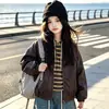 Conjunto de tres piezas para niña: chaqueta de cuero retro, sudadera a rayas y jeans, nueva colección de otoño 2026, pantalones de pierna ancha para niños mayores