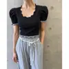 En stock: Camiseta corta de manga corta con cuello en U y ribete de encaje de manga abullonada de Dongdaemun, Corea, para mujer, top corto de verano 2026