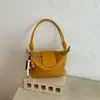 Bolso de mano con textura tejida de moda transfronterizo para mujer, nuevo bolso tipo cubo de gran capacidad, texturizado, moderno, versátil, para llevar debajo del brazo o al hombro.
