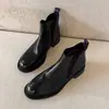 Botas Chelsea Novas de Couro Genuíno Outono/Inverno Pretas Slip-on Salto Grosso Cano Curto Tira Cruzada Comércio Exterior Bico Redondo Estilo Britânico Botas Sem Cadarço Femininas