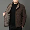 Nuevo Cárdigan de Pana para Hombre Invierno 2026 con Forro de Felpa, Cuello Alto, Patrón de Diamantes, Botones, Estilo Papá, Chaqueta de Algodón para Hombre