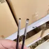 Pincel Especial para Aplicar Detalhes de Sombra no Canto Interno do Olho, Colorir e Esfumar o Canto Interno do Olho, Tubo de Cobre Ébano Cangzhou Pincel de Maquiagem