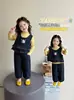 Conjunto Feminino Estilo Primavera e Outono 2026 Novo Moda Fashionável Infantil Roupas de Outono Menina Casual Colete Conjunto de Três Peças Tendência