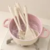 Conjunto de utensílios de cozinha em silicone branco leitoso estilo nórdico, resistente ao calor, antiaderente, inclui espátula, concha de sopa de silicone e escumadeira para culinária caseira