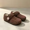Sapatos Fofos com Design Retrô Feminino 2026 Outono Inverno Novo Sola Plana Velcro Algodão Sapatos de Feijão Quentes com Veludo Adicional Feminino