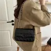 Bolsa de ombro com design retrô de nicho, bolsa quadrada pequena com corrente da moda para o verão de 2026, bolsa casual estilosa e moderna para debaixo do braço