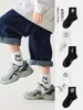 Calcetines para Niños Otoño Invierno Simples Versátiles Rayados con Letras Hasta la Mitad de la Pantorrilla Calcetines Negros y Blancos de Malla Deportivos de Moda Calcetines de Algodón para Niños y Niñas