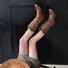 Novas Botas de Cowboy Ocidentais Bordadas Retrô 2023 para Mulheres Bico Quadrado Boca em V Salto Grosso Cano Médio até o Joelho Botas de Cavaleiro Marrons