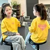 Camiseta de manga comprida para meninas, nova coleção outono 2026, estilo outono inicial, base de algodão puro, top para look de duas peças primavera e outono infantil