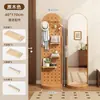 Espejo de tocador de tablero perforado retro de lujo ligero, giratorio y móvil, perchero integrado para abrigos y sombreros para uso doméstico, espejo de cuerpo entero de pie