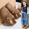 Zapatos tipo Birkenstock para niña, nuevos zapatos casuales de cuero pequeños estilo primavera y otoño 2026, zapatos de slip-on con hebilla de cobertura total