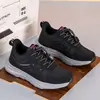 Novo Outono 2025 Sapatos para Idosos com Superfície em Malha, Modernos e Tendência para Pais, Leves Antiderrapantes Tamanho Grande Tênis Esportivos para Meia-Idade e Jovens Adultos