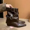 Botas de Cano Médio Europeias de Nicho para Meninas Apimentadas Marrons com Salto Alto Fivela de Moda Feminina Rebites Bico Fino