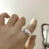 Anillo Minimalista Geométrico de Perla para Mujer, Nicho de Lujo Ligero con un Toque de Alta Gama, Diseño Irregular Hueco de Cruz, Exquisito