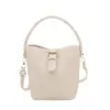 Bolso cubeta nuevo, retro y minimalista, un bolso de mano moderno y casual para la primavera de 2026, con un diseño texturizado y adecuado para que las mujeres lo lleven al hombro o cruzado.