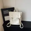 Mochila feminina de estilo minimalista de alta qualidade para nicho, novo modelo 2026, couro, grande capacidade, mochila para o dia a dia, bolsa escolar de couro macio