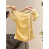 Camiseta Amarilla de Encaje Floral Patchwork sin Hombros de Manga Corta para Mujer, Nuevo Top Ajustado con Fruncido en la Cintura sin Hombros Primavera/Verano 2026