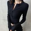Camiseta de Manga Larga Azul Marino con Cuello en V y Botones para Mujer, Primavera 2026, Ajustada que Favorece, con un Estilo Moderno