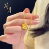 Cadena Vintage de Clavícula de Nicho de Alta Gama con Colgante de Flor en Oro Cepillado, Oro Arena de Larga Duración