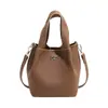 Bolso de Cubo de Mano de Alta Gama con Estampado de Lichi Elegante para Mujer, Nuevo de Moda Invierno 2025 Bolso de Hombro Cruzado Elegante y Sencillo