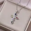 Colar Feminino Colorido Zircônia Joias Design de Nicho Pingente Cruz Completo em Diamante Colar Corrente de Clavícula em Aço Inoxidável