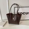 Bolso grande de moda retro para mujer 2025 nuevo bolso tote de otoño/invierno para ir al trabajo bolso de hombro casual versátil