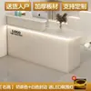 Caixa registradora simples e moderna com iluminação ecológica, gavetas de grau E1 e um balcão de bar adequado para pequenas lojas de roupas e salões de beleza.