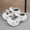 Zuecos de suela gruesa para niñas, verano 2025 nuevo, para aumentar la altura, de dibujos animados, pantuflas de playa eva de punta cerrada para niños grandes