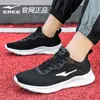 Zapatillas de Correr para Hombre Hongxingerke Verano 2025 Nuevas de Malla Transpirable Negras Casuales Zapatilla de Hombre