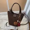 Bolso de mano vintage para mujer, nuevo y moderno 2026, bolso de hombro popular de alta gama para el trabajo y los desplazamientos, bolso cruzado tipo cubo