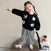 Conjunto de Duas Peças para Meninas Primavera e Outono Bebê Estiloso Personalidade Infantil Tendência Fofo Moletom com Desenho Animado 3D Calça Esportiva Listrada