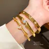 Pulsera de Cierre Exquisito y Moderno de Corazón Hueco con Circonita Estilo Fresco Pulsera Personalizada Lujo Ligero Sensación de Alta Gama Joyería de Mano