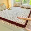 Falda de cama de terciopelo de leche Clase A Pieza única Manta de cama de vellón de coral Cubierta de cama engrosada Sábana de franela con encaje Bordes volantes Envoltura de cama acolchada