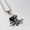Europa, Estados Unidos, Japón y Corea del Sur club nocturno doble pistola calavera pirata colgante collar personalizado moda casual joyería de acero de titanio suministro transfronterizo