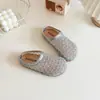 Pantuflas de malla estilo francés con punta cerrada para mujer, nuevos zapatos planos de red para el verano 2026, sandalias planas de punta redonda con diseño hueco y una sola tira.