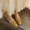 Elegantes zapatos rojos para mujer con detalle de lazo, punta cuadrada de gamuza, corte bajo, aumento interno de altura, tacón grueso medio, adecuados para ir al trabajo y fáciles de combinar con faldas.