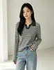 Top de punto estilo coreano 2026 con cuello polo a rayas, diseño ajustado, estilo para ir al trabajo de principios de otoño, top versátil y elegante para mujer