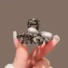 Presilha de Cabelo com Laço e Pérolas, Presilha Média para Franja, Presilha Tubarão para Prender Metade do Cabelo, Presilha Tubarão Feminina, Tamanho Médio com um Toque de Luxo