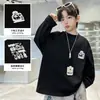 Camiseta Masculina Nova de Manga Longa para Primavera e Outono Marca da Moda Estampada Solta 2026 Nova Camada Base Versátil para Crianças Médias e Grandes T
